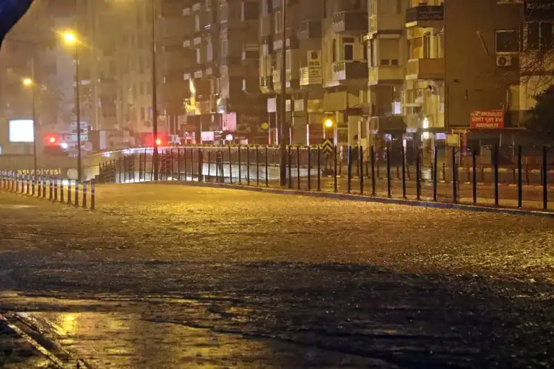 Antalya’da Yağmur Felaketi: Yollar Göl Olurken Araçlar Mahsur Kaldı