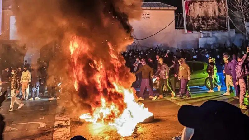 İran'daki Protestolar: Can Kaybı 2 Bine Yaklaştı, Ülke Kaos İçinde