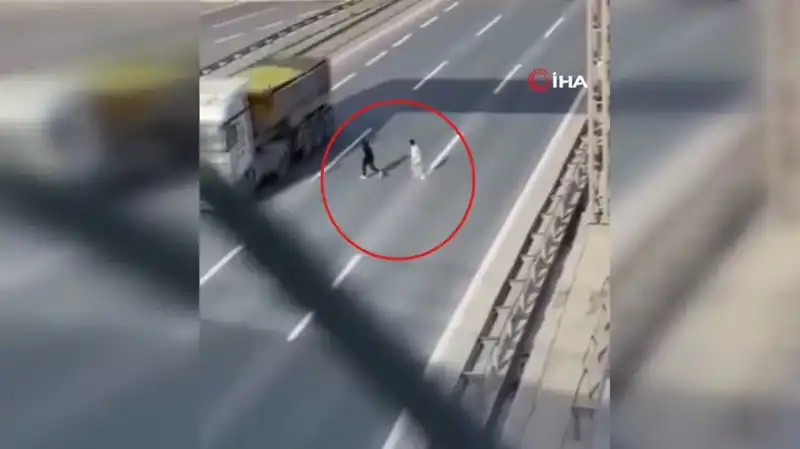 Tehlikeli Yolculuk Anları Kameralara Yansıdı: İzleyin!