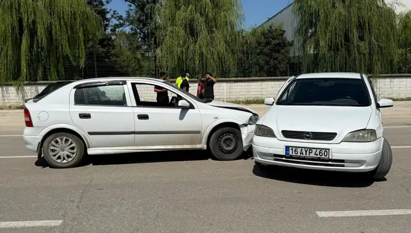 İki Otomobil Çarpıştı: Kazadan Sağ Kurtulanlar Yaşadıklarını Anlattı