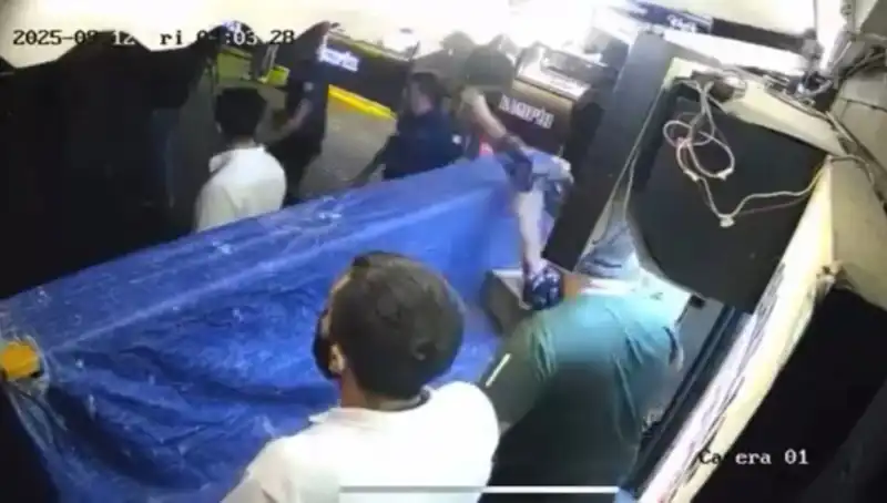 Ortaköy'deki Gergin Gece: Gençler Tekme Tokat Kapıştı!