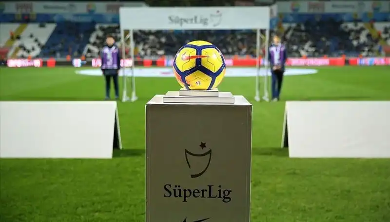 Süper Lig'de Taraflar Kıyasıya Mücadele Ederken, Pazar Günü Heyecanı Zirveye Ulaştı