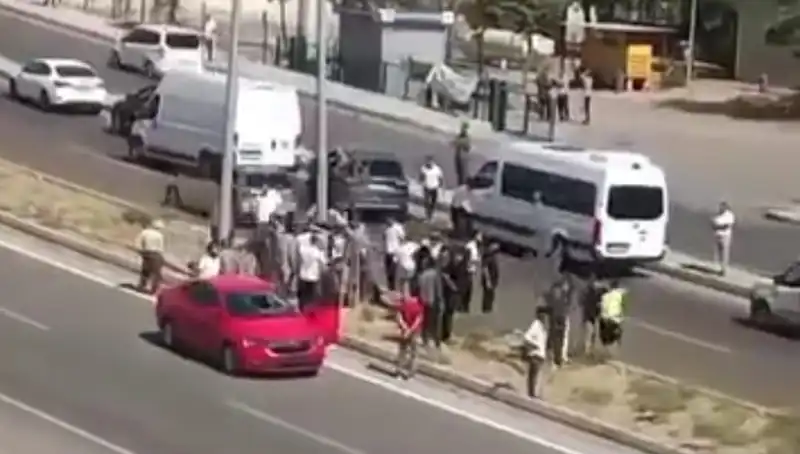 Yolun Karşısına Geçen Yayaya Otomobil Çarpınca Ne Oldu?