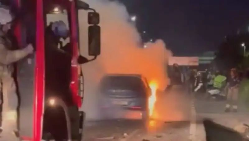 Otoyolda Bariyerlere Çarpan Araç Alev Alev Yandı: Kaza Anı Şoku
