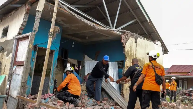 Endonezya’da Şiddetli Deprem: 5,7 Büyüklüğündeki Sarsıntı 8 Evi Yıkıma Uğrattı