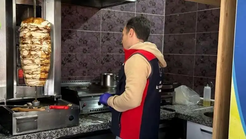 Tavuk Döner Alarmı: Sektördeki Baskınlar Yüksek Sesle Devam Ediyor