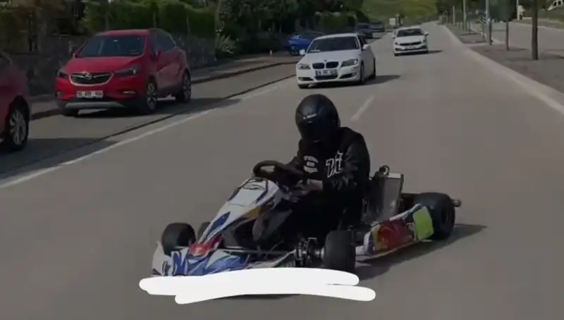 Go-Kart Sürücüsünün Tehlikeli Drift Gösterisi Yolcu Taşıyan Araçları Şaşkına Çevirdi!
