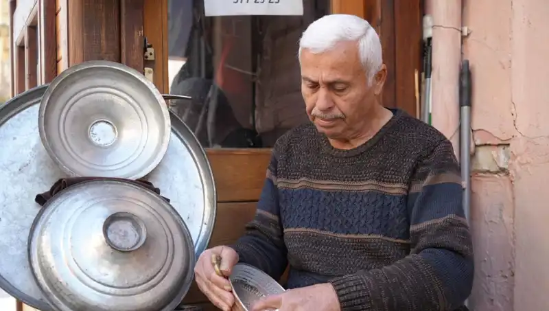 Zamanın Gerisinde Kalmış Meslekler: "O Günleri Mumla Arıyoruz"