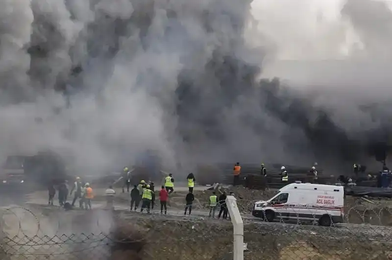 Esenyurt'ta İşçi Konteynerlerinde Alevlerin Dansı: Yangın Anları Gözler Önünde