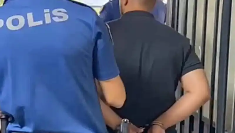 İzmir'de Polise Saldırı Gerçekleştiren Şahıs Tutuklandı, Olay Flaş Gelişmeleriyle Hızla Gündeme Oturdu