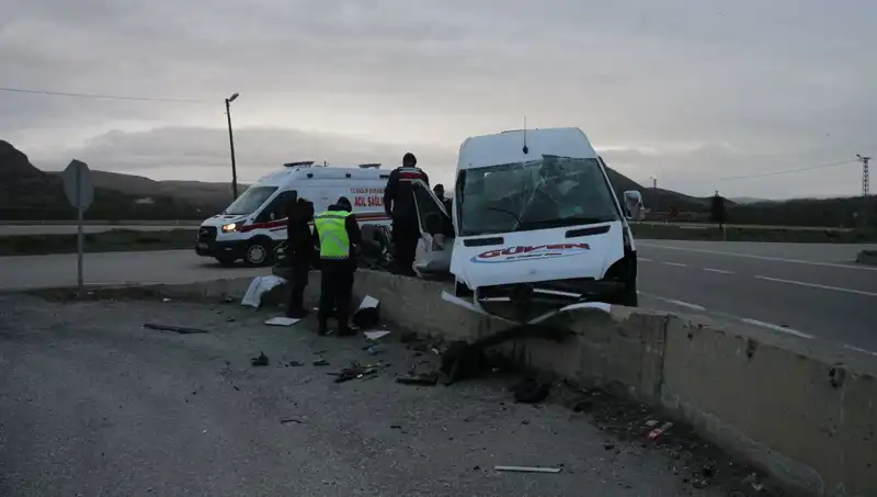 İşçi Servisi İstinat Duvarına Çarptı: Korkutan Kaza Sonrası Olay Yerinde Gelişmeler