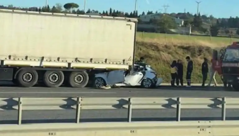 Kuzey Marmara Otoyolu'nda Otomobil TIR'ın Altına Girdi: Acı Kaybın Ayrıntıları