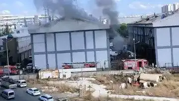 Başakşehir'de Sanayi Sitesinde Korkutan Yangın: Bölgeyi Saran Alevler