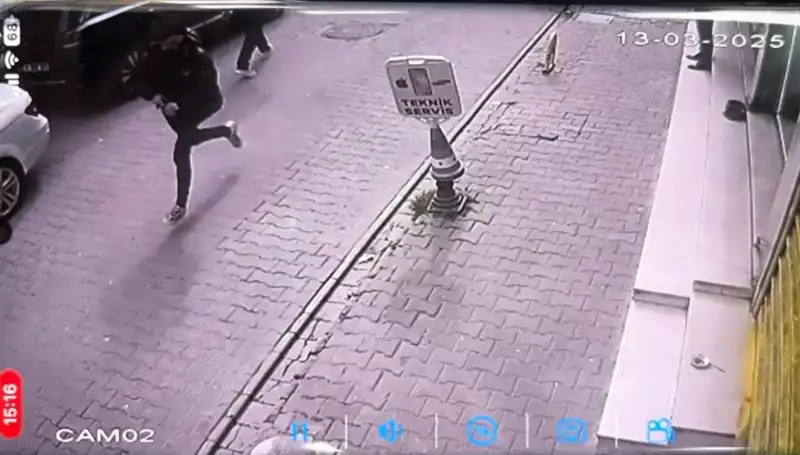 İstanbul'da Silahlı Saldırı: Bacağından Yaralanan Genç Adam Hayatta Kalma Mücadelesi Veriyor!