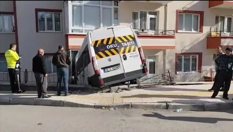 Okul Servisi Balkona Girdi: İki Öğrenci Yaralandı, Olay Şok Etti