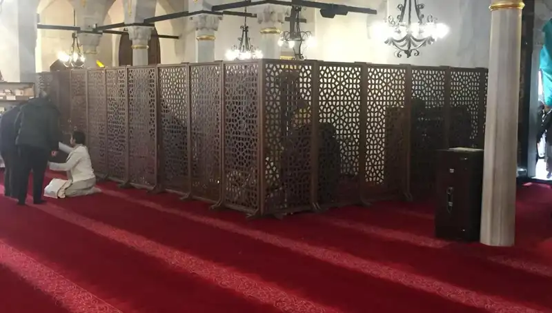 Kadın ve Erkeklerin Yan Yana Teravih Namazı Kılması: Yeni Tartışmalar