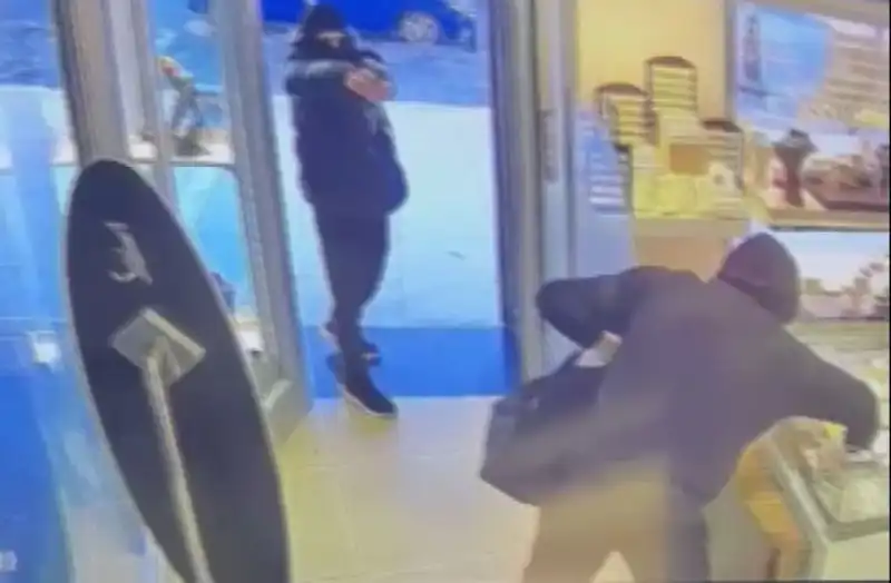 Ümraniye'de Maskeli Soygun Girişimi: Silahlı Çeteye Dikkat!