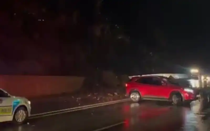 Hakkari’deki Heyelan: Dev Kayalar Yolcu Taşımayı Engelledi