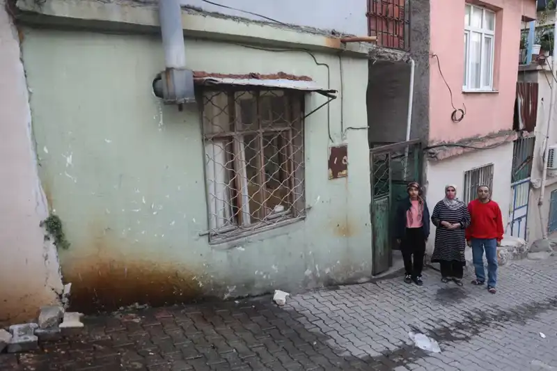 Banyosuz Tek Odalı Evde 4 Kişilik Hayat: Mavi Boyalı Oda ile Umut Dolu Bir Yaşam