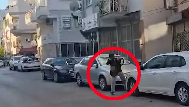 İzmir'de Saldırganla Çatışma Anları: Güvenlik Güçleri Anlık Müdahalede Bulundu