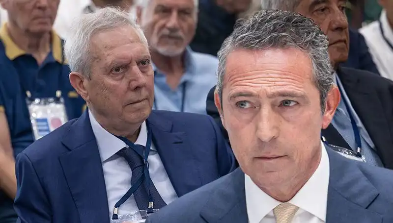 Fenerbahçe Divan Kurulu'nda Aziz Yıldırım'ın Adaylık Açıklaması Gerginliğe Yol Açtı