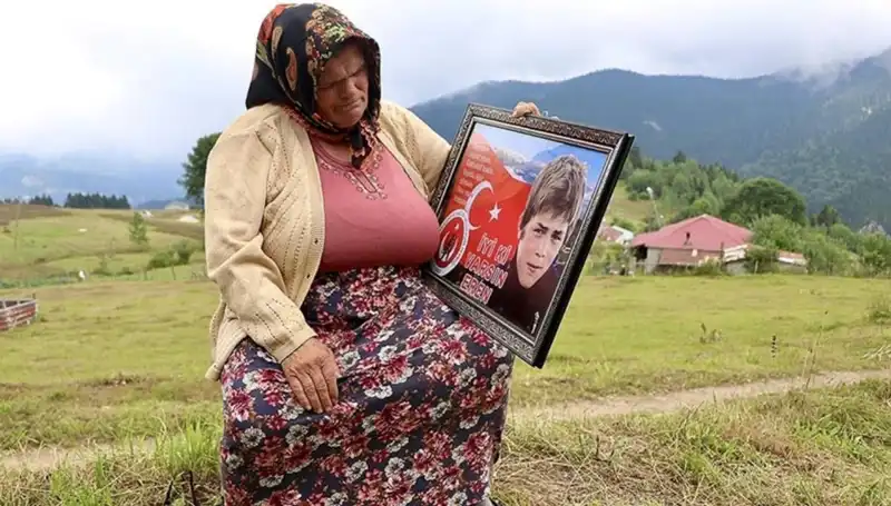 Eren Bülbül'ün Annesinin Bayramı DEM Parti Tarafından Kutlandı