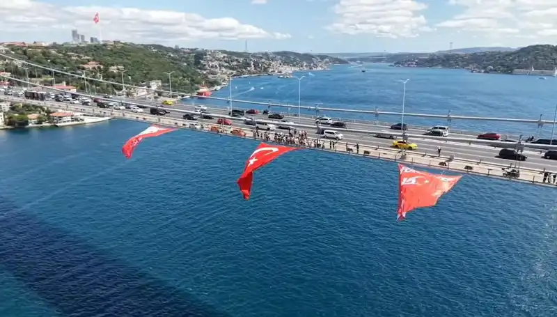 Türk Bayrağı ile Süslü Dev Köprü, Muhteşem Manzarasıyla Göz Kamaştırıyor