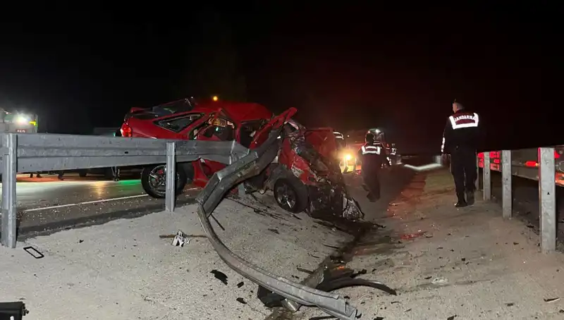 Bariyerlere Çarpan Otomobilde Feci Kaza: 2 Can Hayatını Kaybetti