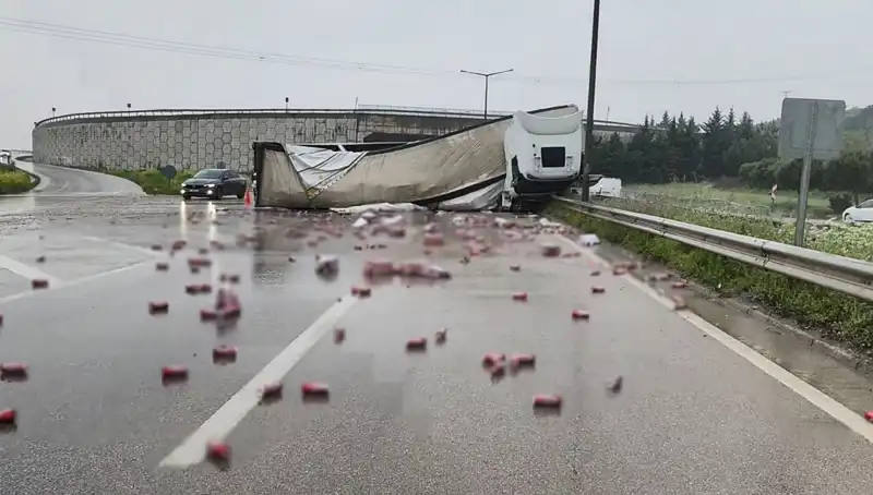 Türkiye'nin Karayollarında TIR Devrildi: İçecekler Yola Saçıldı