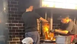Pişmiş Tavuk Dönerin Üzerine Çiğ Et Koyarak İğrenç Bir Skandala İmza Attılar!