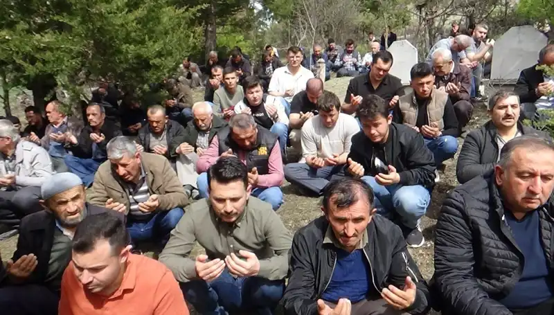 Küçük Köyün Sevgisi: Bir Efsanevi Yaşamın Uğurlanışı