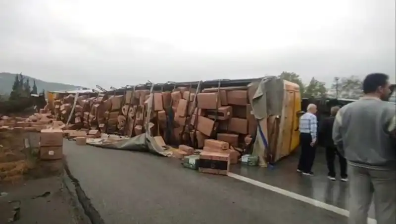 TEM Otoyolu'nda TIR Devrildi: Ankara Yolu Saatlerce Kapalı Kaldı