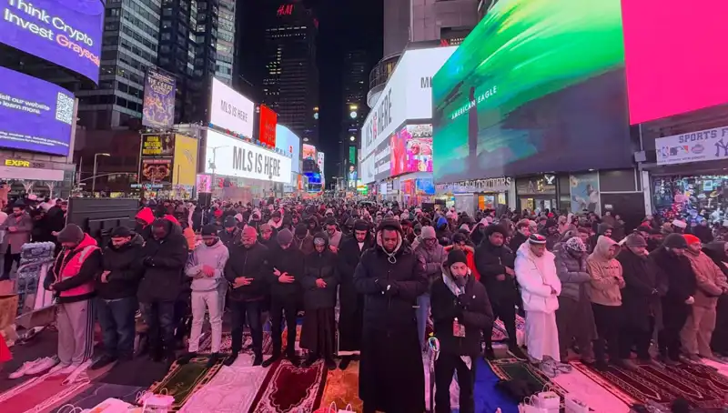 New York Times Meydanı’nda Tarihi Teravih Namazı ve Büyüleyici Kalabalık