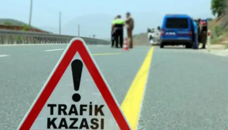 Otomobil ile Hafif Ticari Araç Çarpıştı: 6 Can Kaybı, Aileler Yasta