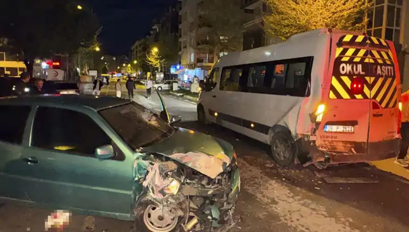 Otomobil Servis Minibüsüne Çarptı, 6 Kişi Yaralı: Detaylar İle Kaçınılmaz Kaza
