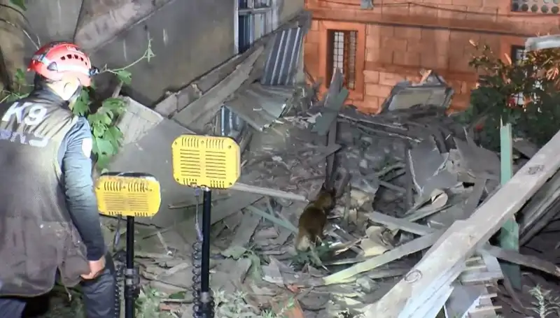İstanbul'da Deprem Sonrası Yıkılan Bina: Neler Oldu?