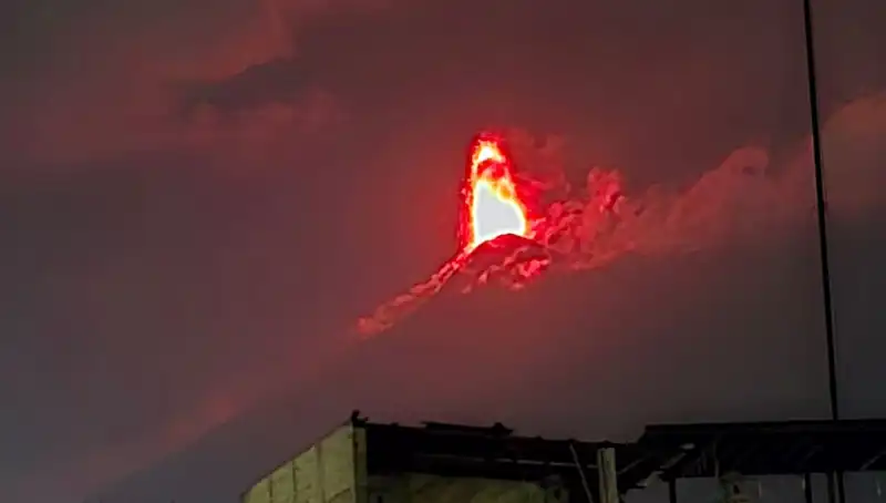 Fuego Yanardağı'ndan Gelen Tehlike: 30 Bin Kişilik Tahliye Süreci Başladı