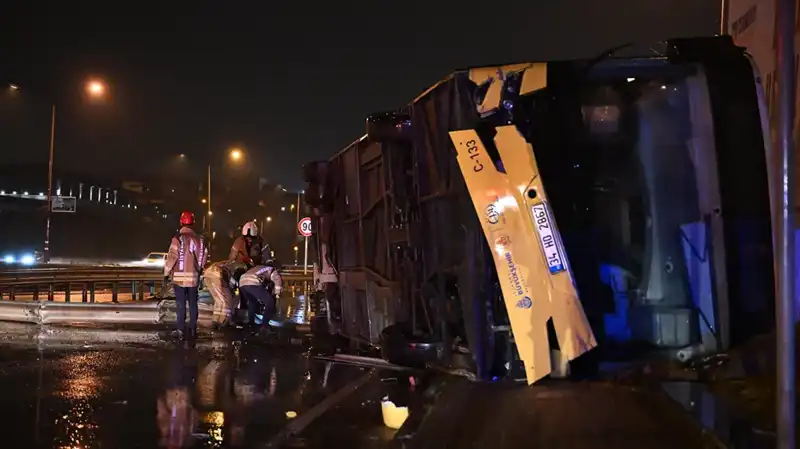 İstanbul'da Özel Halk Otobüsü Devrildi: Kazanın Ayrıntıları ve Tanıkların Gözlemleri