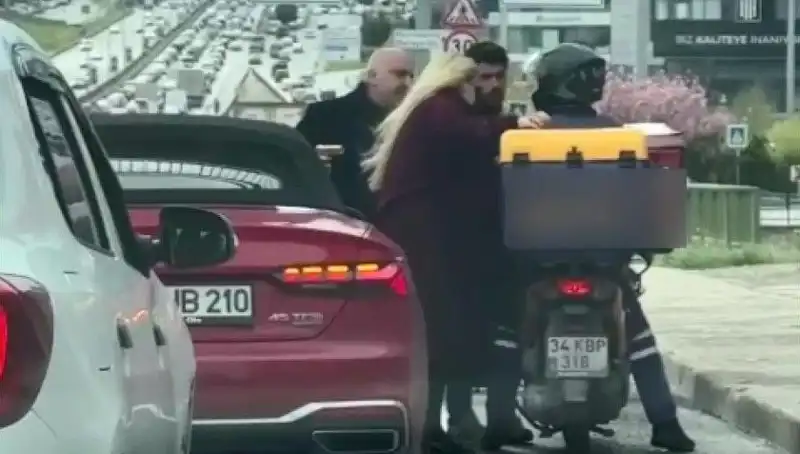D-100 Karayolu'nda Korku Dolu Anlar: Motokuryeye Silah Çeken Sürücü Gözaltına Alındı