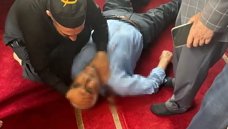 Camide Namaz Kılan Adam Bıçaklı Saldırıya Uğradı: Detaylar Şoke Edici