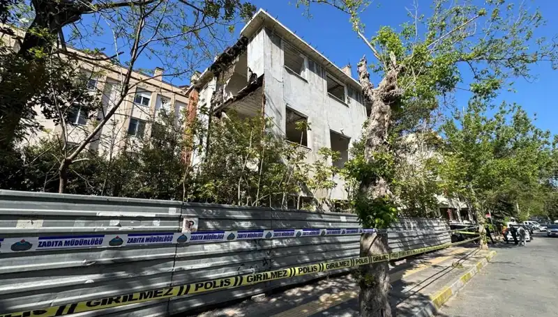 Bakırköy'de Metruk Bina Çöktü: Deprem Korkusu Yeniden Gündemde