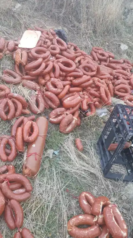 Ankara'da Boş Araziye Atılan Yüzlerce Kilo Sucuk ve Salam Şaşkınlık Yarattı