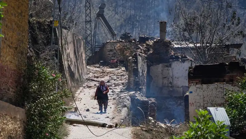 İzmir ve Bilecik'teki Yangınlar: 415 Bina Kül Oldu, Hayatlar Sona Erdi