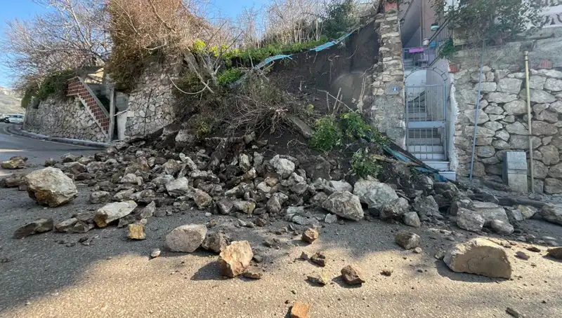 İstinat Duvarı Yolda Göçtü: Şehirde Trafik Kaosu Başladı
