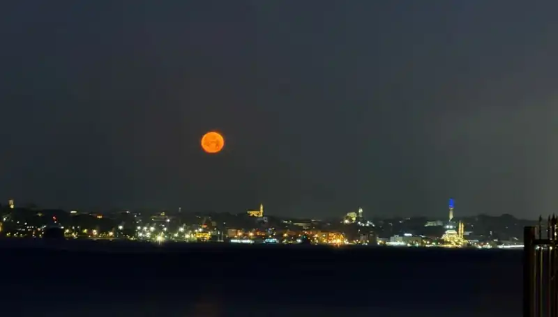 İstanbul'da "Çilek Dolunayı" Eşsiz Manzaralarla Gözleri Şaşırttı
