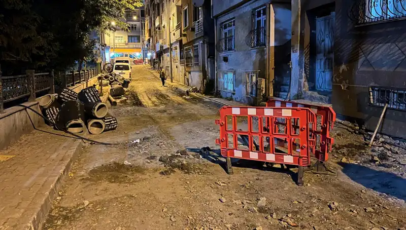 Bayrampaşa'da Altyapı Çalışmalarında Patlayan Rögar Kapağı Şaşkınlık Yarattı