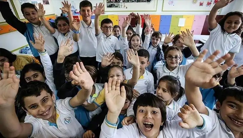 9 Günlük Tatil Sonrası Okullar Açılıyor, Öğrenciler Heyecanla Dönüyor!