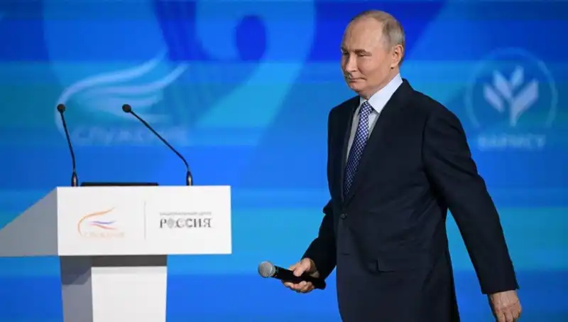 Rusya'da Yabancı Ajan Yasası: Putin imzayı attı, neler değişecek?