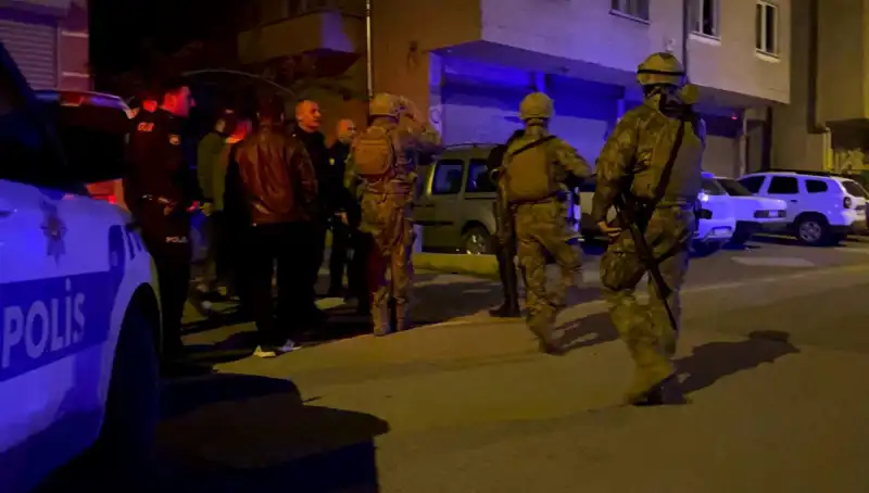 Balkondan Tüfekle Ateş Açan Şahıs, Polisi Gösterince Evinin İçine Kapandı