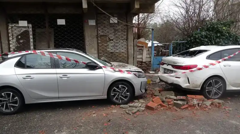 İstanbul'daki Dört Katlı Binada Balkon Çökmesi: Korku Dolu Anlar